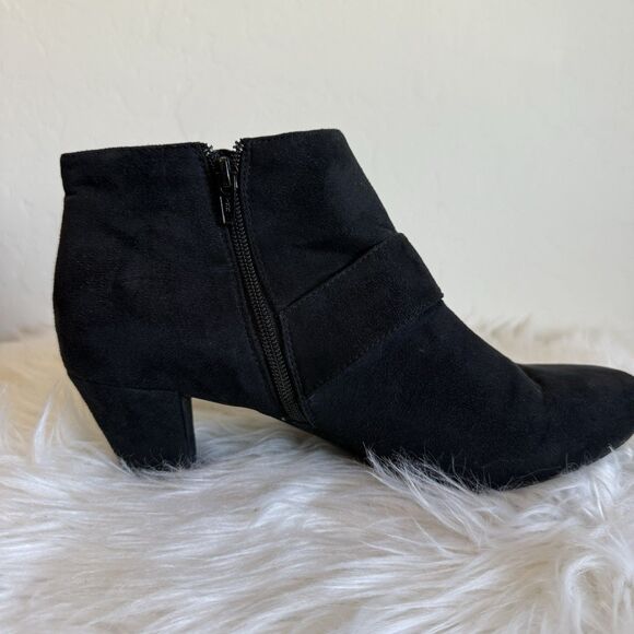 Comfort Plus By Predictions Faux Suede Black Buckle Heeled Ankle Bootie Witchy - Picture 8 of 9